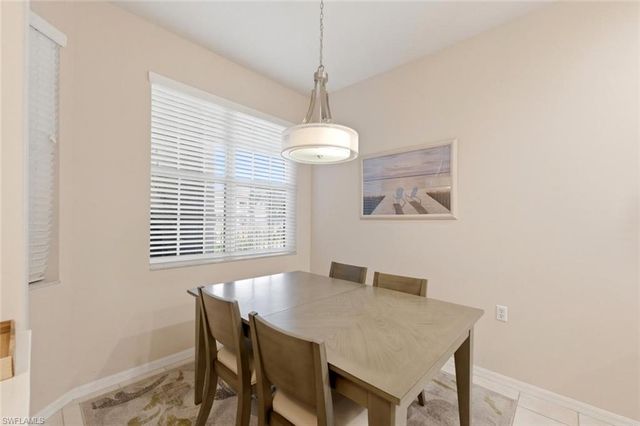 4873 Hampshire CT 104, Naples, FL 34112