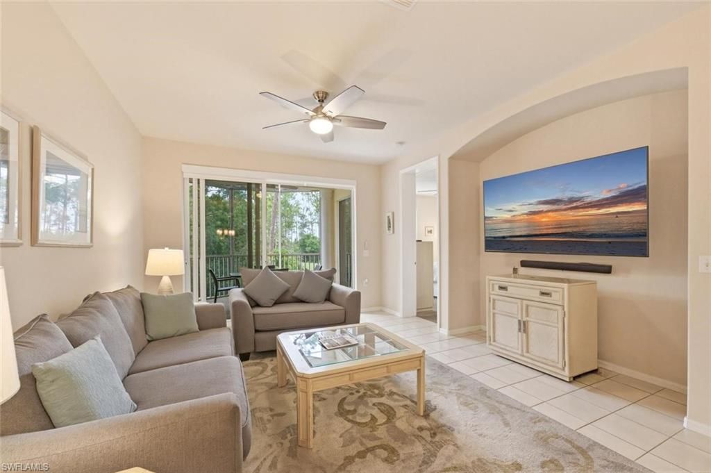 4873 Hampshire CT 104, Naples, FL 34112