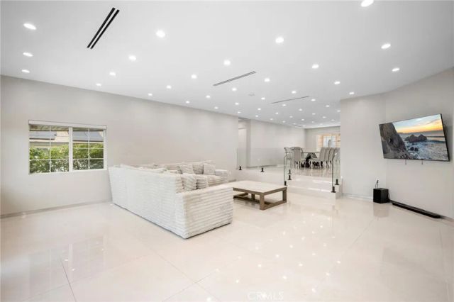 10510 Helendale Avenue, Tujunga, CA 91042