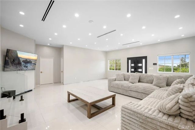 10510 Helendale Avenue, Tujunga, CA 91042