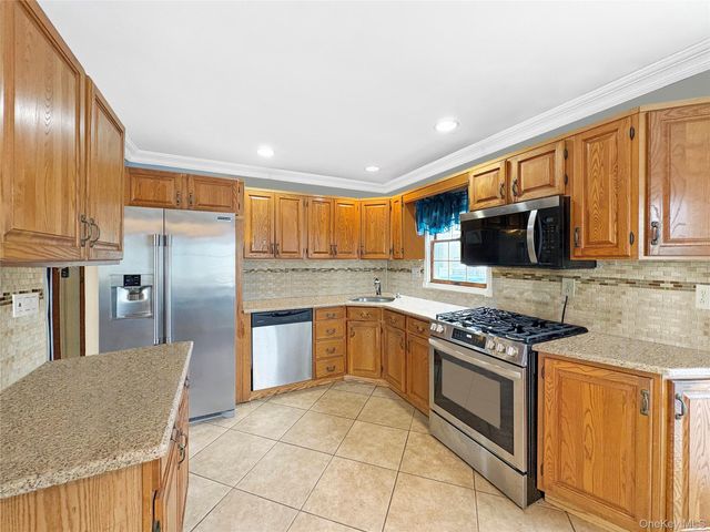 573 S 5th Street, Lindenhurst, NY 11757