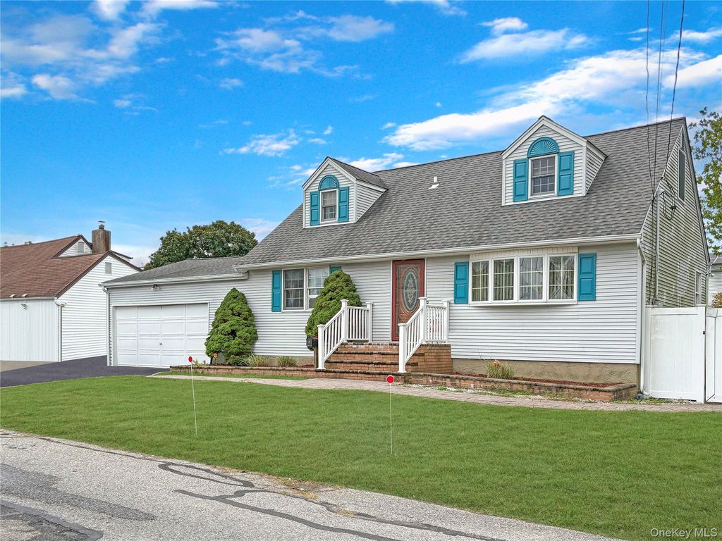 573 S 5th Street, Lindenhurst, NY 11757