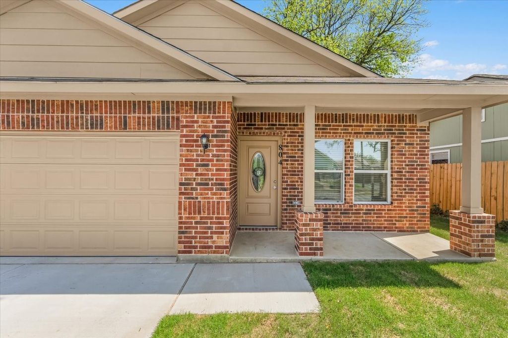 804 N Chandler Drive, Fort Worth, TX 76111 — exterior