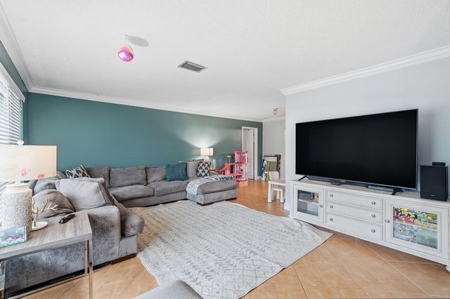 2301 NW 37th Avenue, Lauderdale Lakes, FL 33311