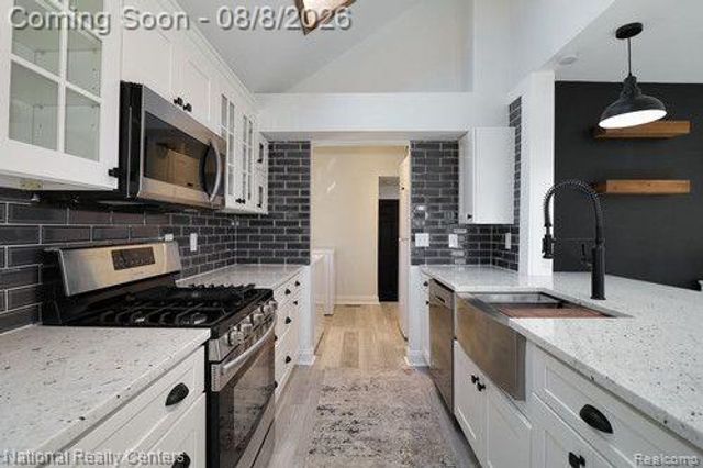 8819 Lagoon, Hamburg Township, MI 48116