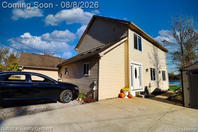 8819 Lagoon, Hamburg Township, MI 48116