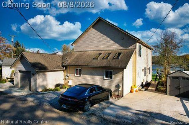 8819 Lagoon, Hamburg Township, MI 48116