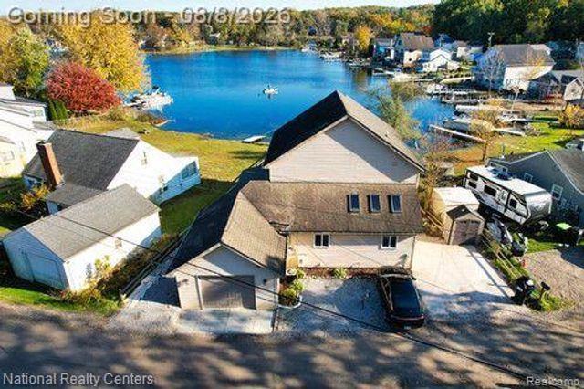 8819 Lagoon, Hamburg Township, MI 48116