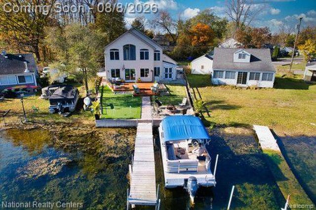 8819 Lagoon, Hamburg Township, MI 48116