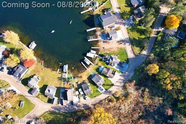 8819 Lagoon, Hamburg Township, MI 48116