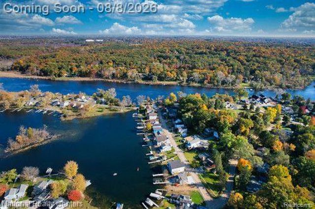 8819 Lagoon, Hamburg Township, MI 48116