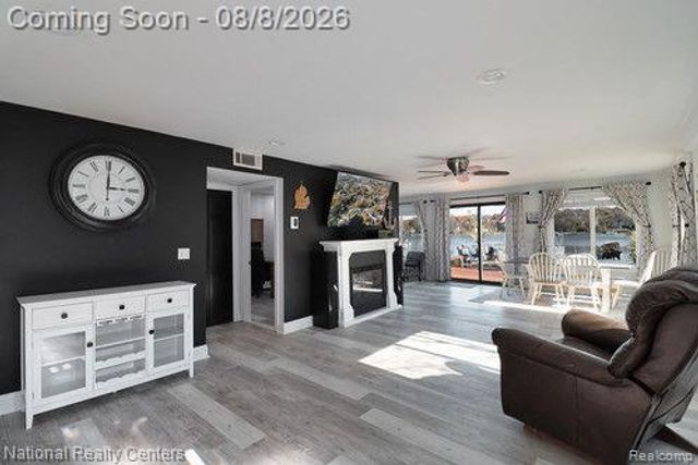 8819 Lagoon, Hamburg Township, MI 48116
