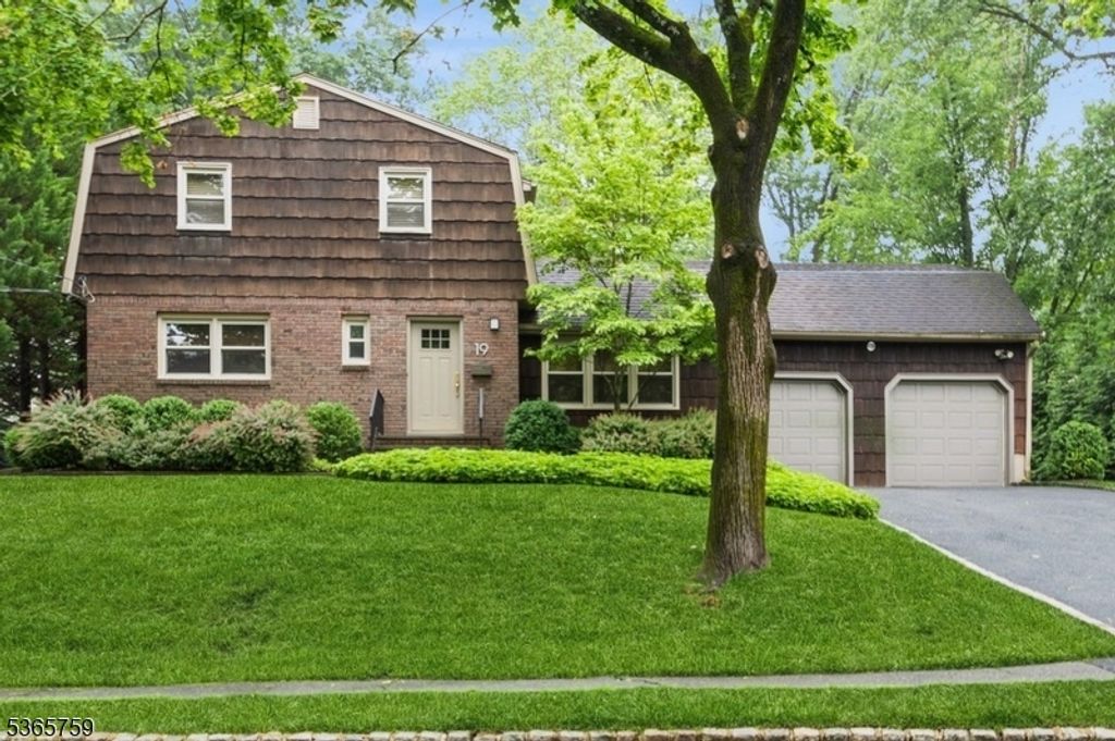 19 Trombley Dr, Livingston Twp., NJ 07039