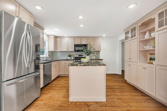 9 Stonebridge Rd, Wayland, MA 01778