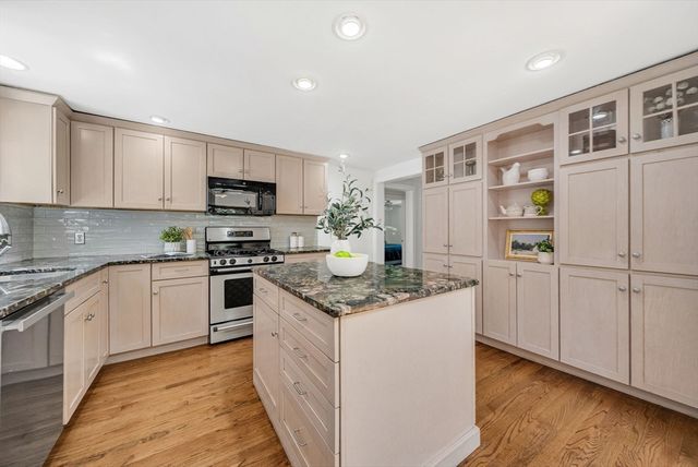 9 Stonebridge Rd, Wayland, MA 01778