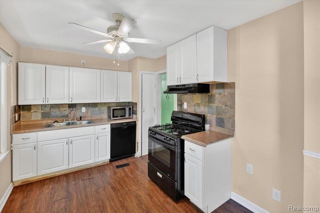 33953 Glover Street, Wayne, MI 48184