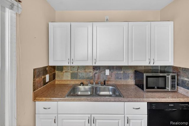 33953 Glover Street, Wayne, MI 48184