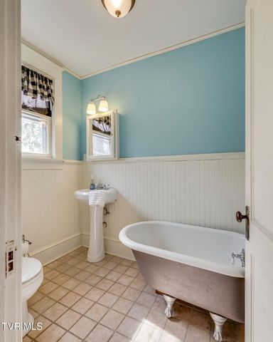 812 West Maple Street, Johnson City, TN 37604