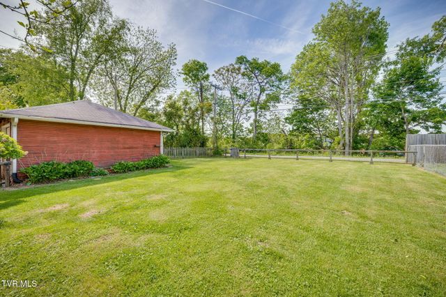 812 West Maple Street, Johnson City, TN 37604