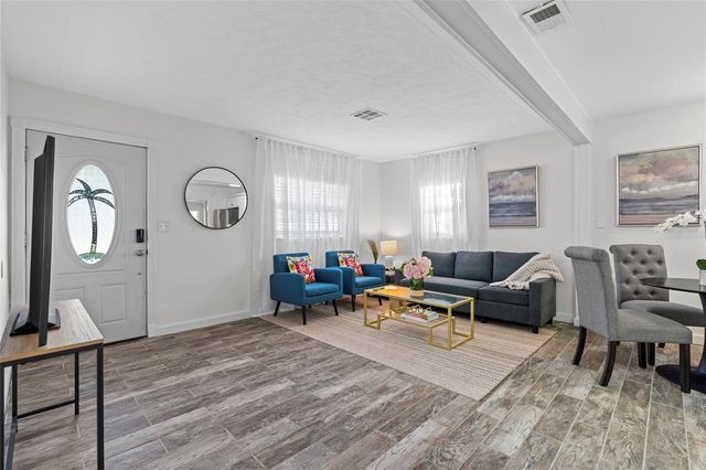 326 50TH AVENUE N, St Petersburg, FL 33703