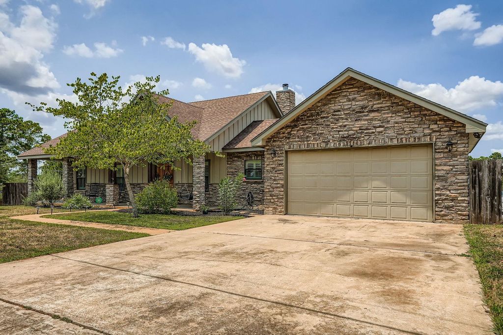296 Makaha DR, Bastrop, TX 78602
