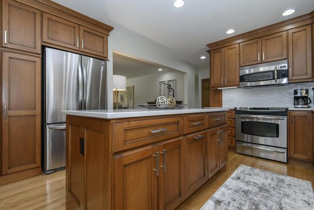 9738 W Barnard AVENUE, Greenfield, WI 53228
