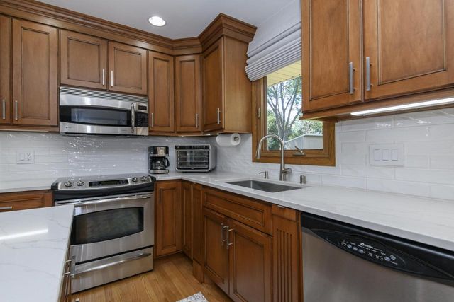 9738 W Barnard AVENUE, Greenfield, WI 53228