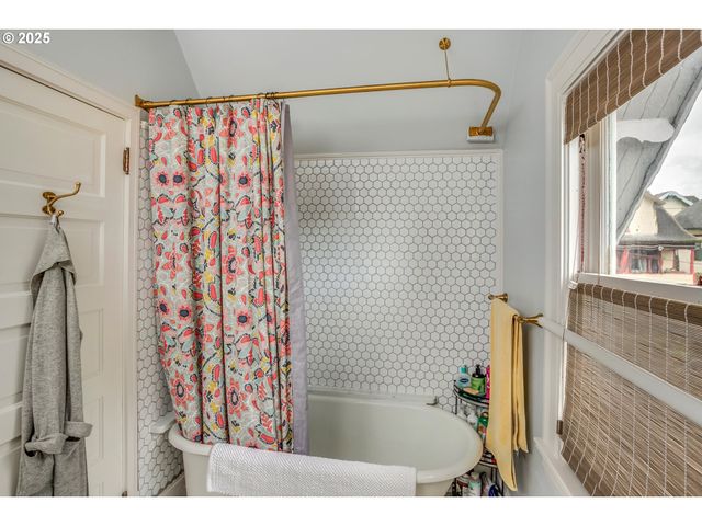 714 HARRISON Ave, Astoria, OR 97103