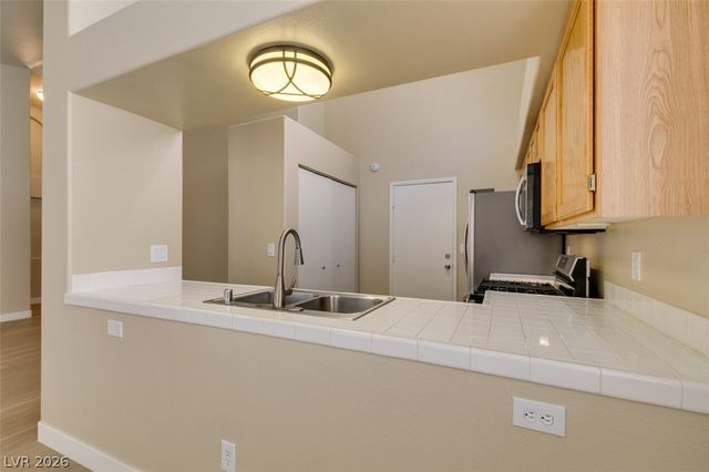 5260 Green Forest Way, Las Vegas, NV 89118