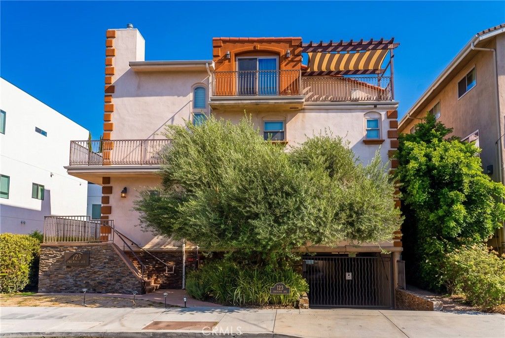 Image 40 of property listing at 10809 Hortense, North Hollywood, CA 91602