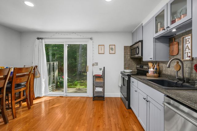 300 Falmouth Road APT 9E, Mashpee, MA 02649