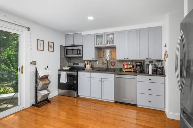 300 Falmouth Road APT 9E, Mashpee, MA 02649