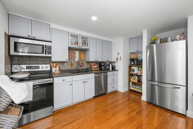 300 Falmouth Road APT 9E, Mashpee, MA 02649