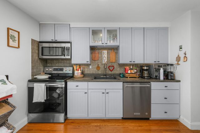 300 Falmouth Road APT 9E, Mashpee, MA 02649