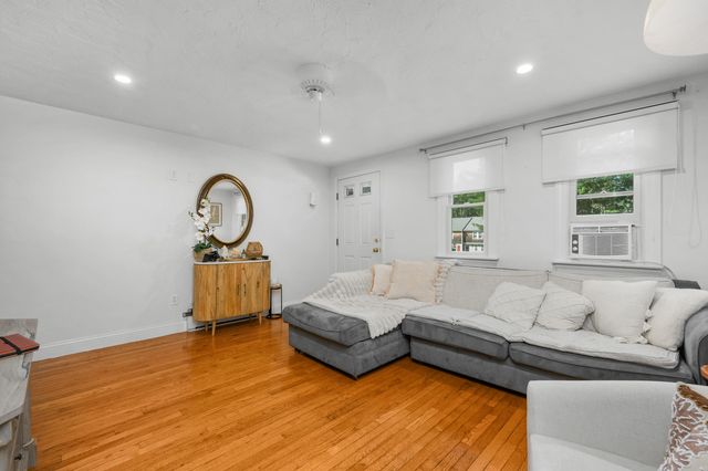 300 Falmouth Road APT 9E, Mashpee, MA 02649