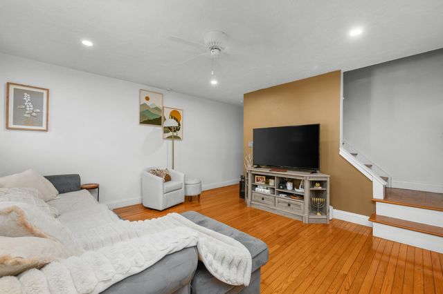 300 Falmouth Road APT 9E, Mashpee, MA 02649