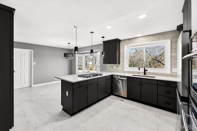 2350 Gateroyal Drive, St Louis, MO 63131