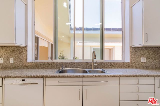 480 N Robinwood Drive, Los Angeles, CA 90049