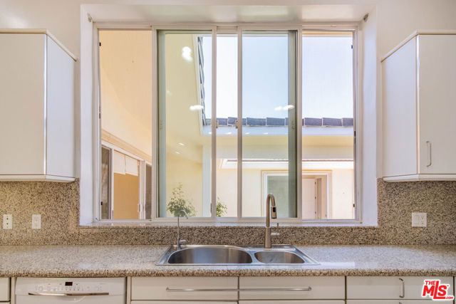 480 N Robinwood Drive, Los Angeles, CA 90049