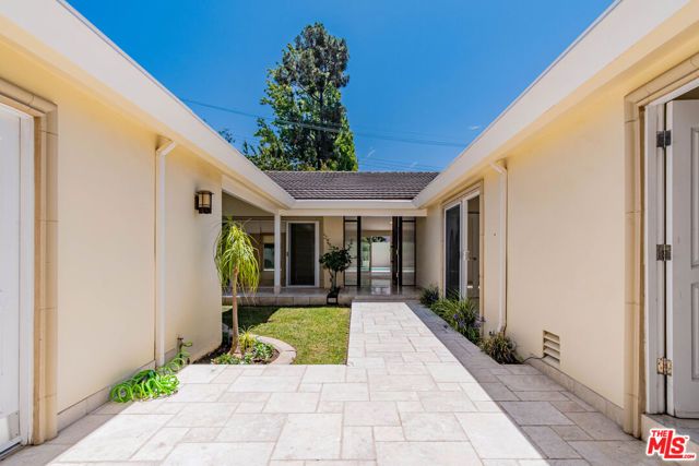 480 N Robinwood Drive, Los Angeles, CA 90049