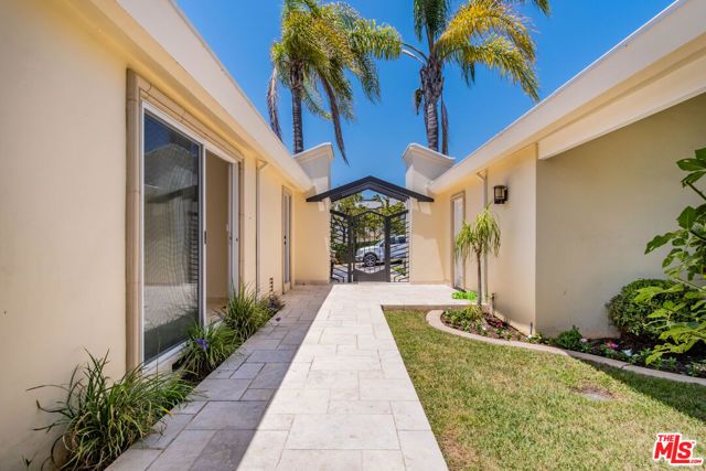 480 N Robinwood Drive, Los Angeles, CA 90049