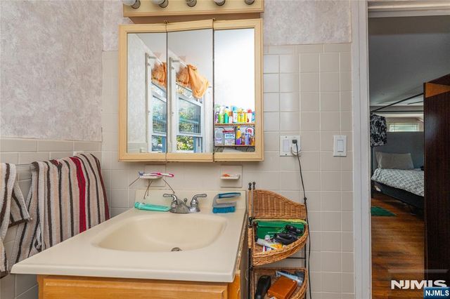 6 May Avenue, Pequannock Township, NJ 07444