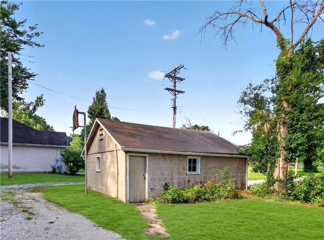 935 W Walnut Street, Nevada, MO 64772