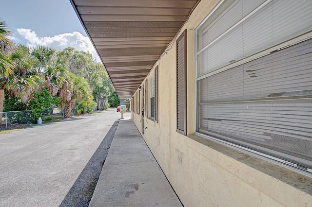 830 N CLAKE STREET, Deland, FL 32724