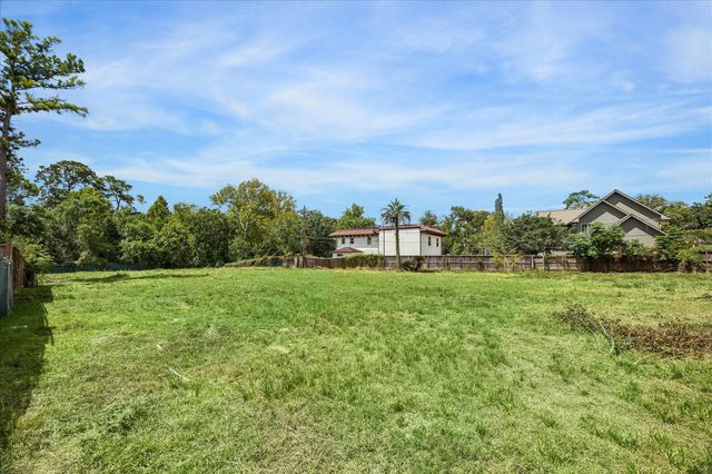 3 Plantation Road, Houston, TX 77024
