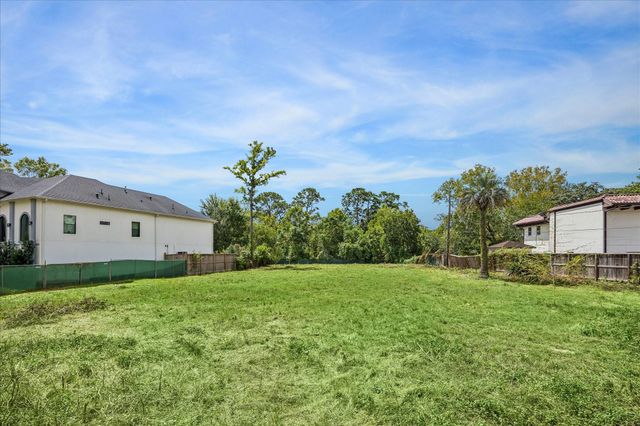 3 Plantation Road, Houston, TX 77024