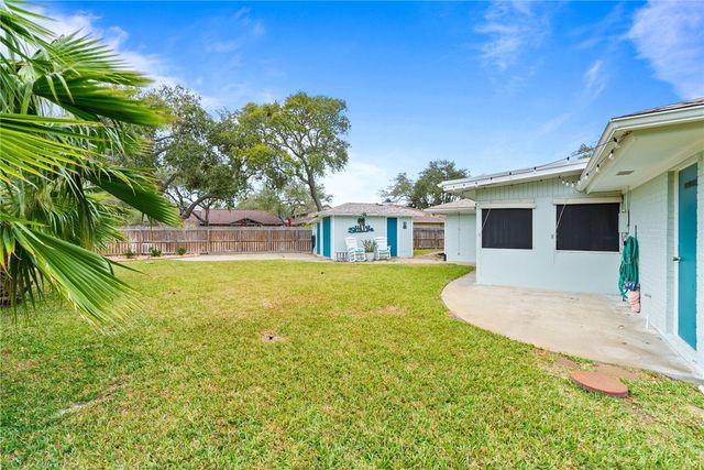 2012 Baywood Dr, Rockport, TX 78382