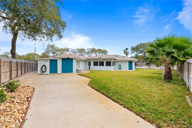 2012 Baywood Dr, Rockport, TX 78382