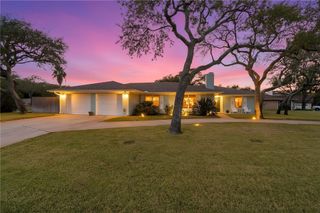2012 Baywood Dr, Rockport, TX 78382