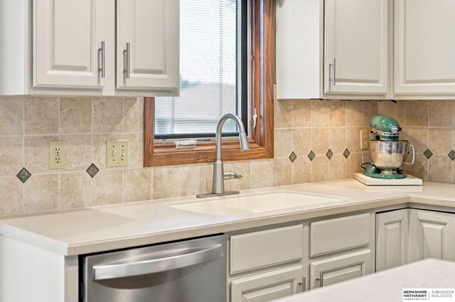 5441 S Dove Lane, Lincoln, NE 68516